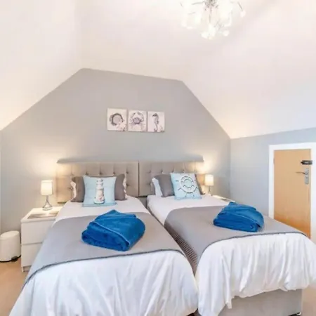 Bernie's Watch, Holiday home