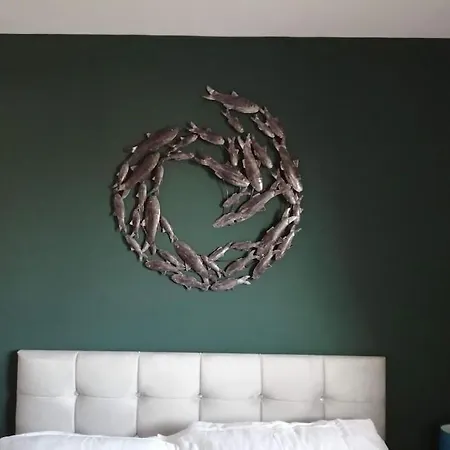 Bernie's Watch, 펜션 *