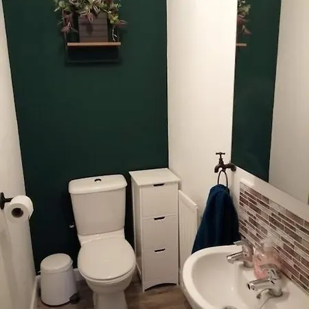 Bernie's Watch, 펜션 휫비